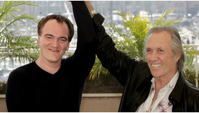 『キル・ビル』のタランティーノ監督と撮影に応じるデヴィッド・キャラダイン。2004年のカンヌ国際映画祭にて　-(C) Reuters/AFLO