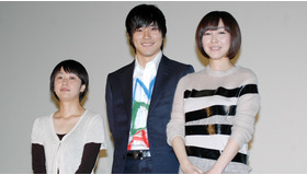 『ウルトラミラクルラブストーリー』初日舞台挨拶。（左から）横浜聡子監督、松山ケンイチ、麻生久美子。