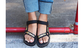 写真は、Tevaの新定番「フラットフォーム ユニバーサル」（16,200円）のカスタマイズ例。