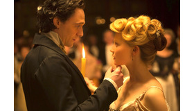 ミア・ワシコウスカ×トム・ヒドルストン／『クリムゾン・ピーク』　(C) Universal Pictures.