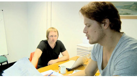 ゲール語を勉強中のサム・ヒューアン (C) 2014 Sony Pictures Television Inc. All Rights Reserved.