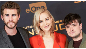 ジェニファー・ローレンス&リアム・ヘムズワース&ジョシュ・ハッチャーソン-(C)Getty Images