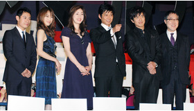 『アマルフィ 女神の報酬』完成披露試写会。（左から）伊藤淳史、戸田恵梨香、天海祐希、織田裕二、佐藤浩市、佐野史郎