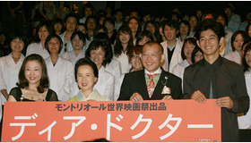 『ディア・ドクター』初日舞台挨拶（左から）西川美和監督、八千草薫、笑福亭鶴瓶、瑛太