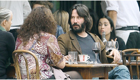 友人たちとN.Y.市内のホテルで食事をするキアヌ -(C) Splash/AFLO