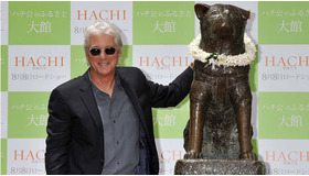 ハチ公像と並んで笑顔を見せるリチャード・ギア