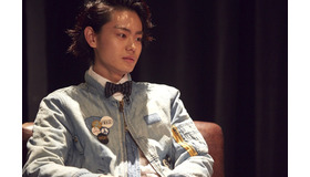 菅田将暉のファッションに注目／『ピンクとグレー』　-(C) 2015 『ピンクとグレー』製作委員会