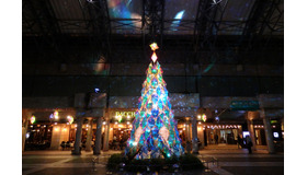 ポラリゼーション（偏光）フィルムと土佐和紙、ミラーボール50個を使用した高さ7.5ｍの“和性クリスマスツリー”