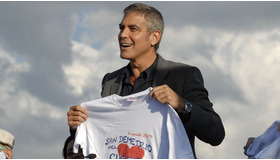 イタリア・ラクイラを訪問した際のジョージ・クルーニー　-(C) Rex Features/AFLO