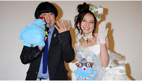 『モンスターVSエイリアン』初日舞台挨拶にて　バナナマン日村勇紀（左）＆ベッキー（右）