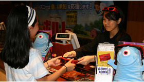 TOHOシネマズららぽーと横浜にて　3D専用メガネを配布