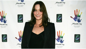 結婚以来、初めて公の場で歌声を披露したカーラ・ブルーニ -(C) AFLO