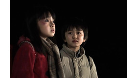 鈴木梨央、中川翼／『僕だけがいない街』-(C)2016 映画「僕だけがいない街」製作委員会