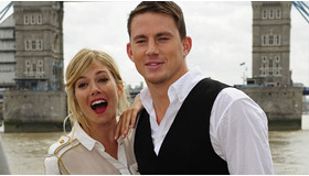 『G.I.ジョー』で共演のチャニング・テイタムと肩を並べるシエナ・ミラー -(C) Reuters/AFLO