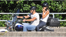 新恋人とツーリングを楽しむジョージ・クルーニー -(C) Splash/AFLO