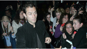 22日、ロンドンのウィンダム・シアター前にてファンファービスを行うジュード -(C) AFLO