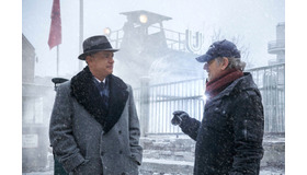 スピルバーグ＆トム・ハンクス／『ブリッジ・オブ・スパイ』 (C)Twentieth Century Fox Film Corporation and DreamWorks II Distribution Co., LLC.  Not for sale or duplication.