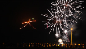 夜の闇に浮かび上がる「大」ならぬ「犬」の文字