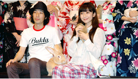 『女の子ものがたり』試写会で主題歌「タオ」を披露した持田香織とおおはた雄一