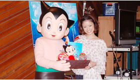 『ATOM』アフレコ公開収録。ビッグサイズのアトムと上戸彩