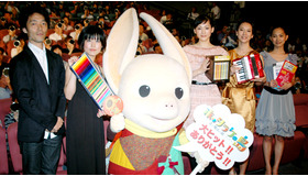 『ホッタラケの島』初日舞台挨拶。（左から）佐藤信介監督、沢城みゆき、テオ、綾瀬はるか、戸田菜穂、谷村美月