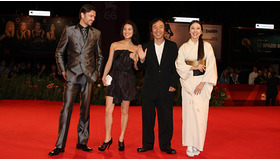 5日、映画祭レッドカーペットに並ぶ一同（左から）エリック・ボジック、桃生亜希子、塚本晋也監督、中村優子 -(C) Kazuko Wakayama