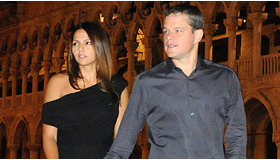 6日、妻のルシアナとヴェネチアの街を歩くマット・デイモン -(C) AFLO