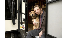 サイモン・ペッグ＆愛犬デニス役のモジョ／『ミラクル・ニール』　(C) 2015 Anything Absolutely Ltd All Rights Reserved