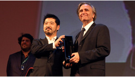 11日、「第1回3Dアワード」プレゼンターを務めた清水崇監督（左）
