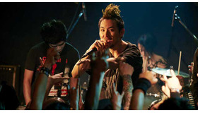 松田龍平、デスメタルを熱唱／『モヒカン故郷に帰る』(C)2016「モヒカン故郷に帰る」製作委員会