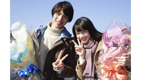 福士蒼汰＆小松菜奈／クランクアップin鴨川　『ぼくは明日、昨日のきみとデートする』(C)2016「ぼくは明日、昨日のきみとデートする」製作委員会