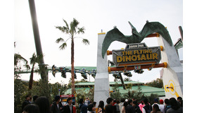 フライング・コースター「ザ・フライング・ダイナソー」