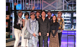 「スナック泣かせて」常連客の皆さん　手前左から　リリー・フランキー、福山雅治、蒼井優、後ろ左から三沢またろう、山本彩、宮田和弥、奥田民生、小室哲哉／「ウタフクヤマ」(C)フジテレビ