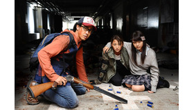 大泉洋＆有村架純＆長澤まさみ／『アイアムアヒーロー』　-(C)2016 映画「アイアムアヒーロー」製作委員会　-(C)2009 花沢健吾／小学館