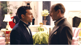 アルデン・エーレンライク＆レイフ・ファインズ／『ヘイル、シーザー！』　(C) Universal Pictures