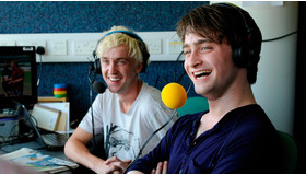 『ハリポタ』共演のトム・フェルトンと共にクリケット大会の解説ゲストを務めたダニエル -(C) Reuters/AFLO