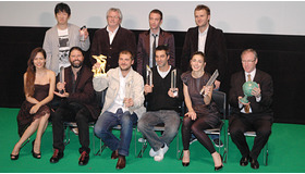 東京国際映画祭　今年の受賞者たち。前列左から3人目が『イースタン・プレイ』のカメン・カレフ監督