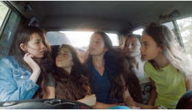 『裸足の季節』（C）2015 CG CINEMA - VISTAMAR Filmproduktion - UHLANDFILM- Bam Film - KINOLOGY