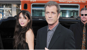 『ウルヴァリン：X-MEN ZERO』のプレミアに、ゲストとして出席した際のメル・ギブソンとオクサナ・グリゴリエヴァ -(C) Rex Features/AFLO