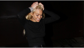 レオ邸を訪れたリンジー。密会か？　との憶測を呼んだが、実際にはレオの誕生パーティだった模様　-(C) Splash/AFLO