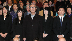 就職活動中の学生たちと共に写真に収まる木村大作監督