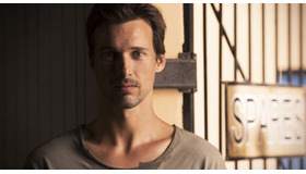 フロリアン・ダーヴィト・フィッツ - (C) 2016 Warner Bros. Ent.