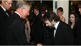 『ラブリーボーン』ワールドプレミアにて、チャールズ皇太子と握手を交わすジャクソン監督