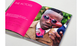 写真集『SAPEURS the Gentlemen of Bacongo』（2,300円）日本語版が発売1カ月で3刷達成