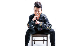 テーマソングを歌う大西ユカリ／『ディアスポリス -DIRTY YELLOW BOYS-』（C）リチャード・ウー ,すぎむらしんいち・講談社／映画「ディアスポリス」製作委員会