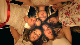 『裸足の季節』（C）2015 CG CINEMA - VISTAMAR Filmproduktion - UHLANDFILM- Bam Film - KINOLOGY