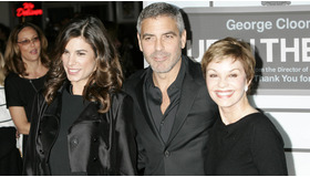 恋人、母親を連れて『マイレージ、マイライフ』のプレミアに出席したジョージ・クルーニー　-(C) Globe Photos/AFLO