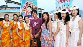 ジェイク・シマブクロ×フラガールズ『フラガール』海の家スペシャルライブ