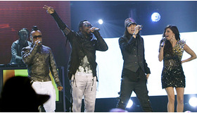 グラミー賞ノミネーションでパフォーマンスを披露したブラック・アイド・ピーズ　-(C) REUTERS/AFLO