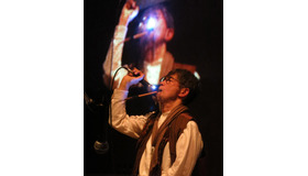 朗読パフォーマンスをする吉増剛造 Photo: Sayuri Okamoto